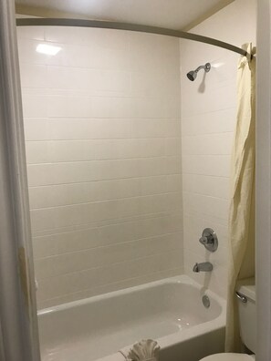 Combined shower/tub, towels