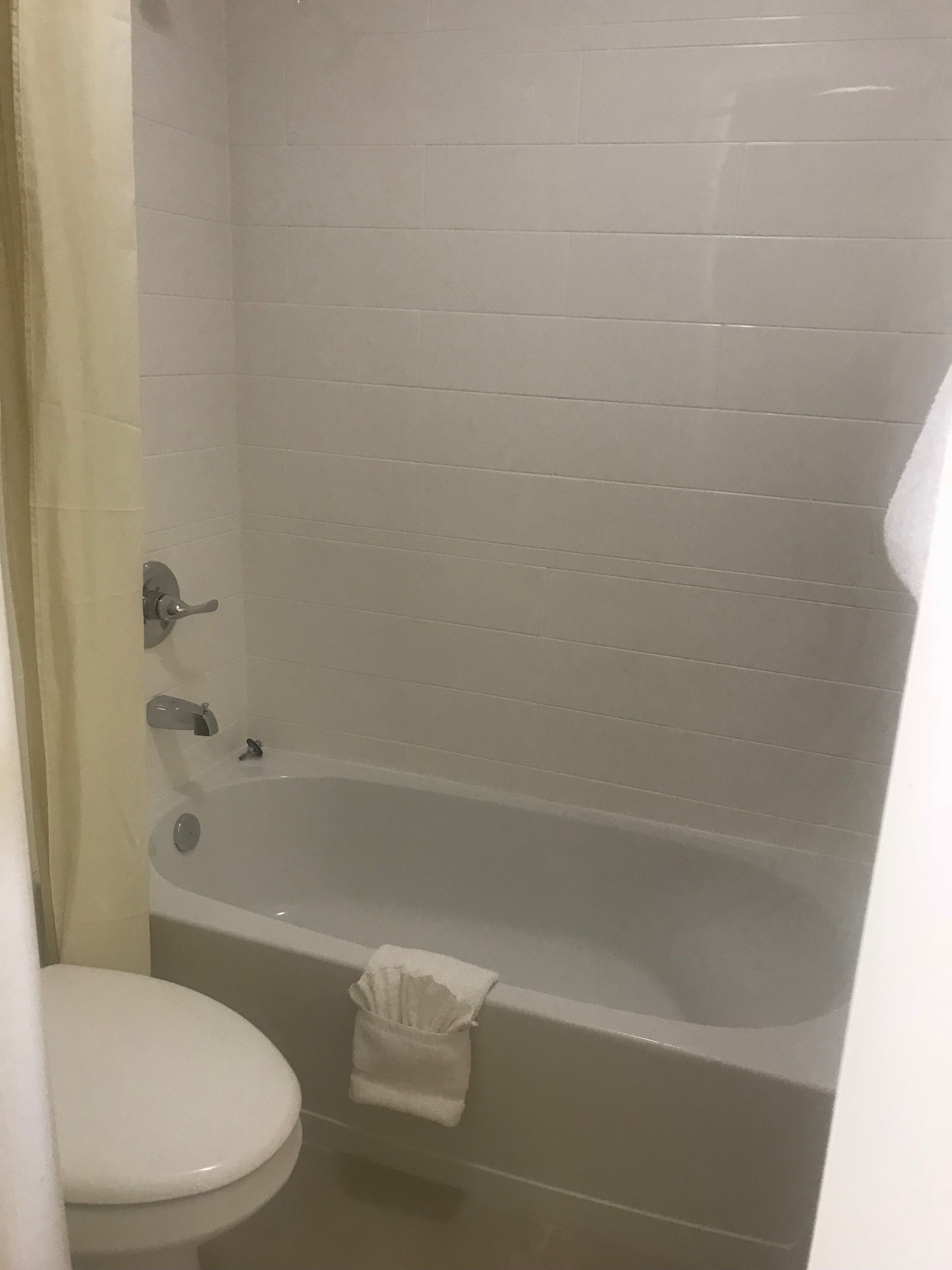 Combined shower/tub, towels