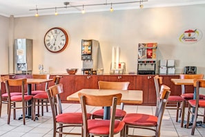 Free daily continental breakfast - Super 8 by Wyndham Kissimmee (Kissimmee)