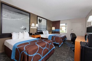 Desk, iron/ironing board, free WiFi, bed sheets - Super 8 by Wyndham Kissimmee (Kissimmee)