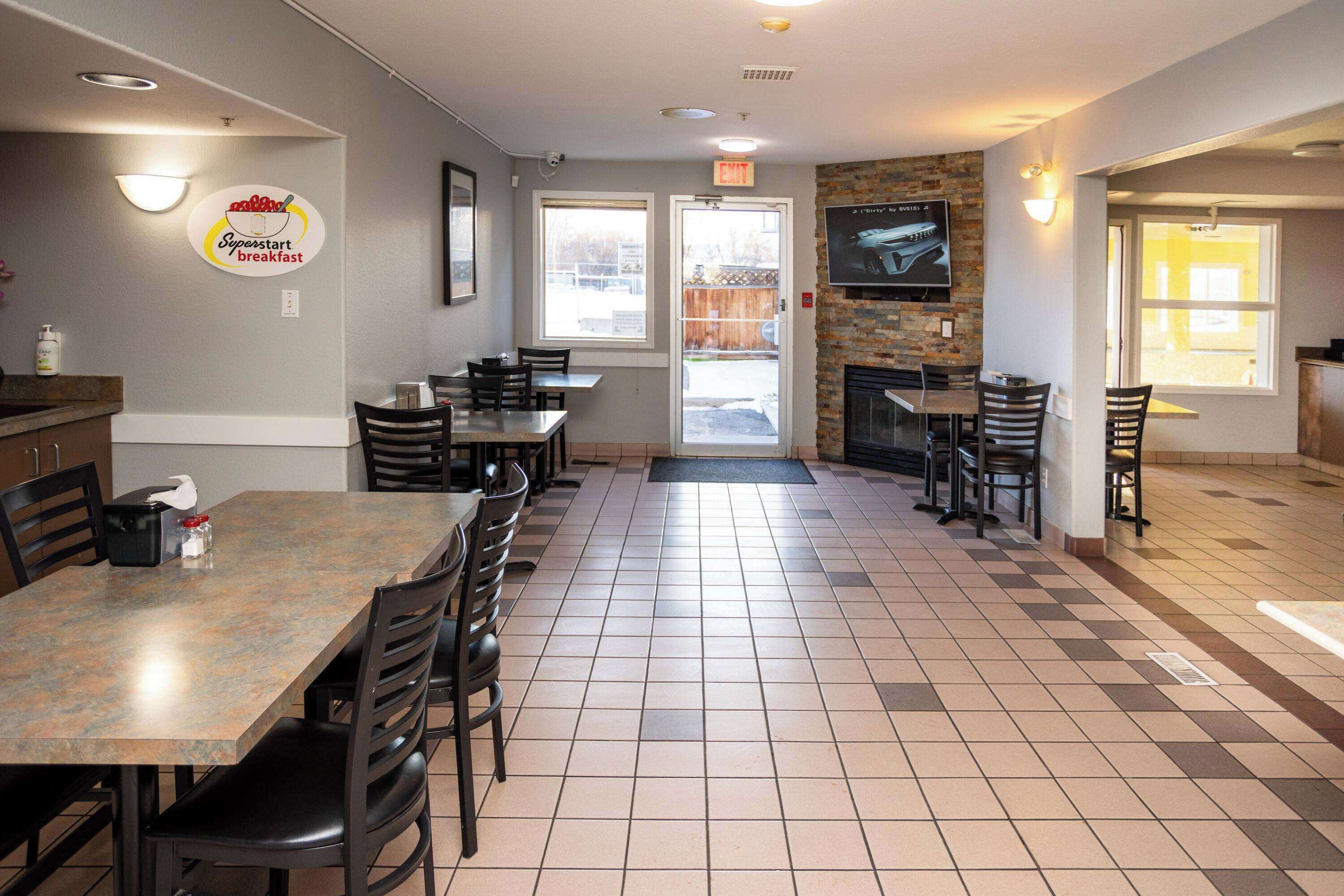 朝食 (コンチネンタル ブレックファスト)、毎日提供 (無料)