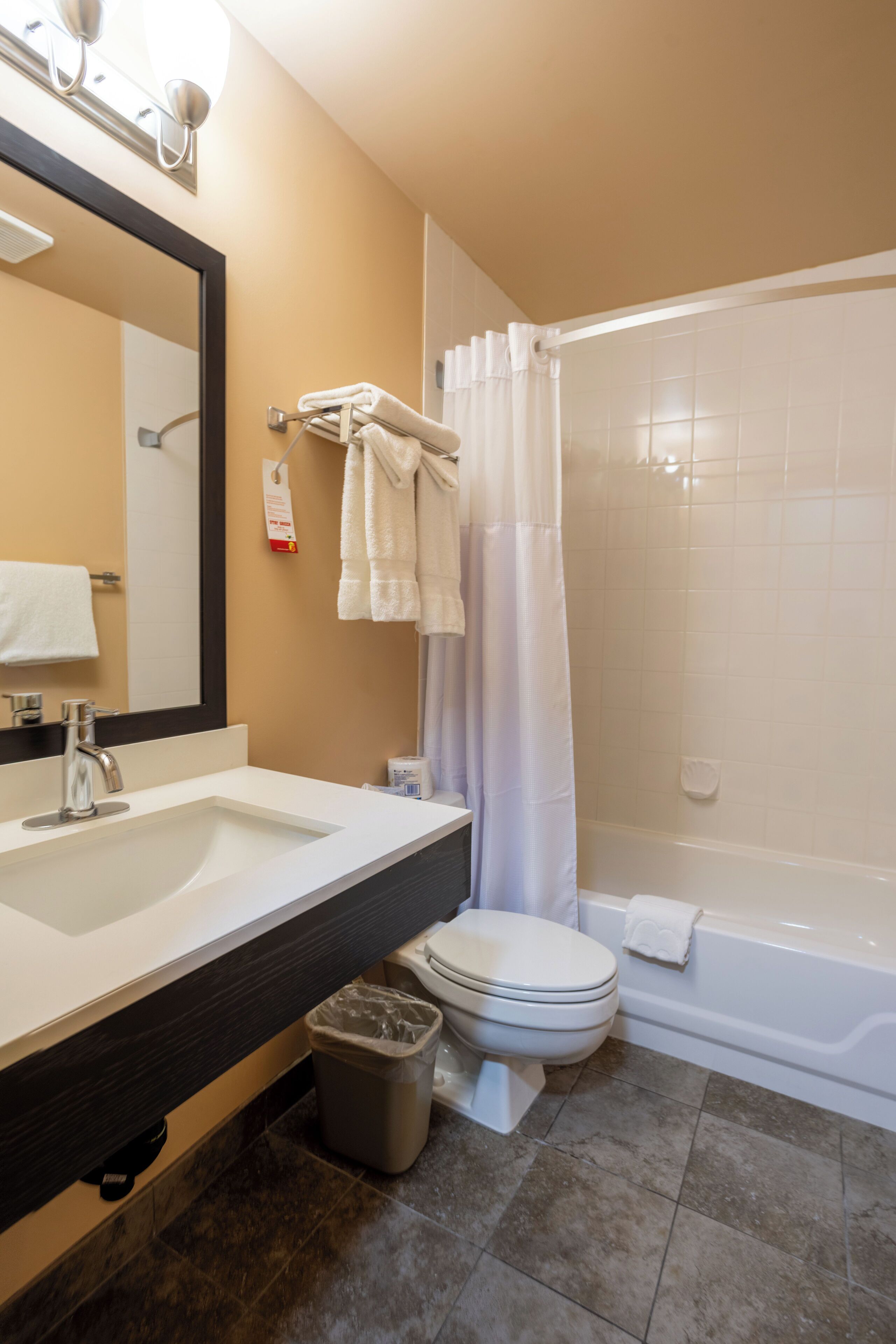 Une salle de bain avec un lavabo, des toilettes et une baignoire.
