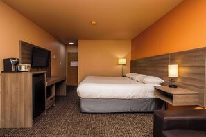 Room, 1 King Bed, Non Smoking | Desk, blackout drapes, soundproofing, iron/ironing board