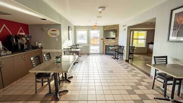 Sudah termasuk sarapan dibawa pulang setiap hari