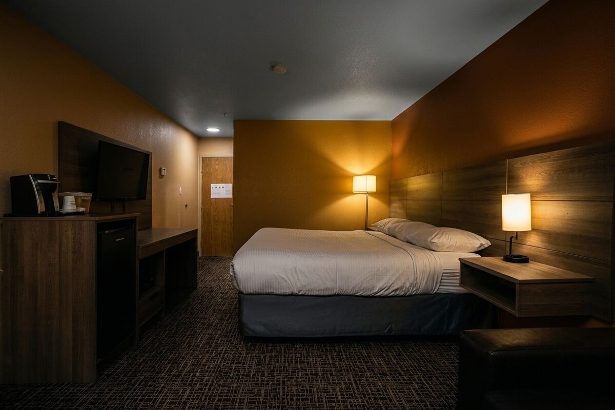 Room, 1 Queen Bed, Accessible, Non Smoking (Bathtub w/ Grab Bars) | Desk, blackout drapes, soundproofing, iron/ironing board (on request)