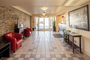 Lobby - Ramada by Wyndham Cranbrook (Cranbrook)