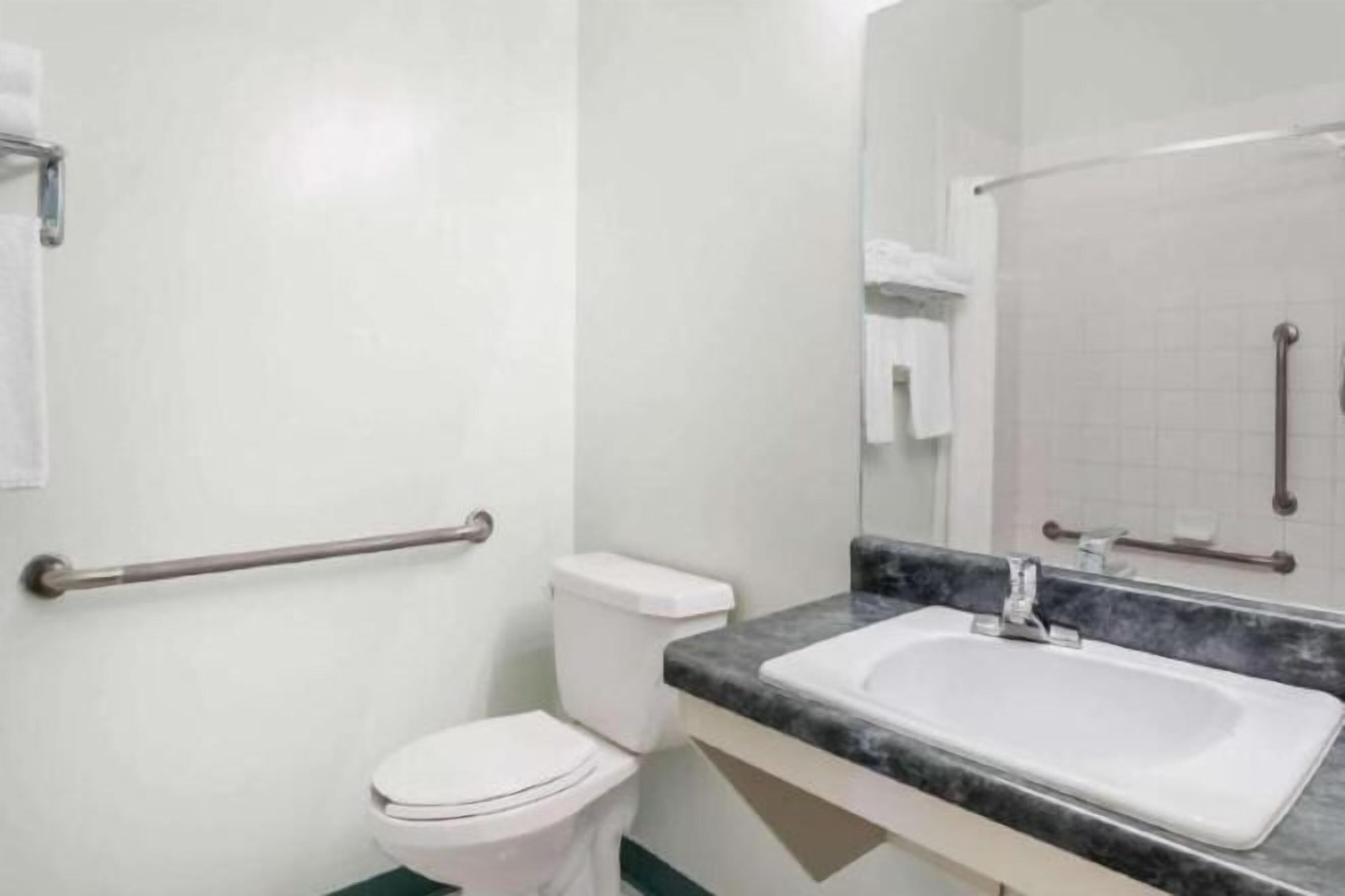 Bañera con ducha, artículos de tocador gratuitos, secador de pelo