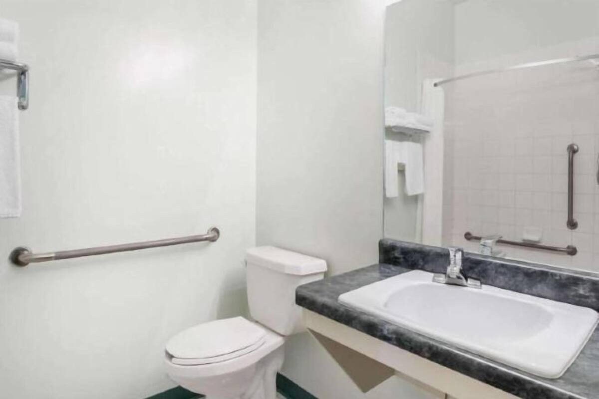 Bañera con ducha, artículos de tocador gratuitos, secador de pelo