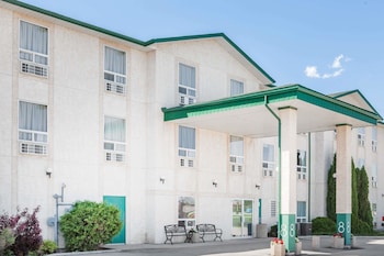 Super 8 by Wyndham Dauphin