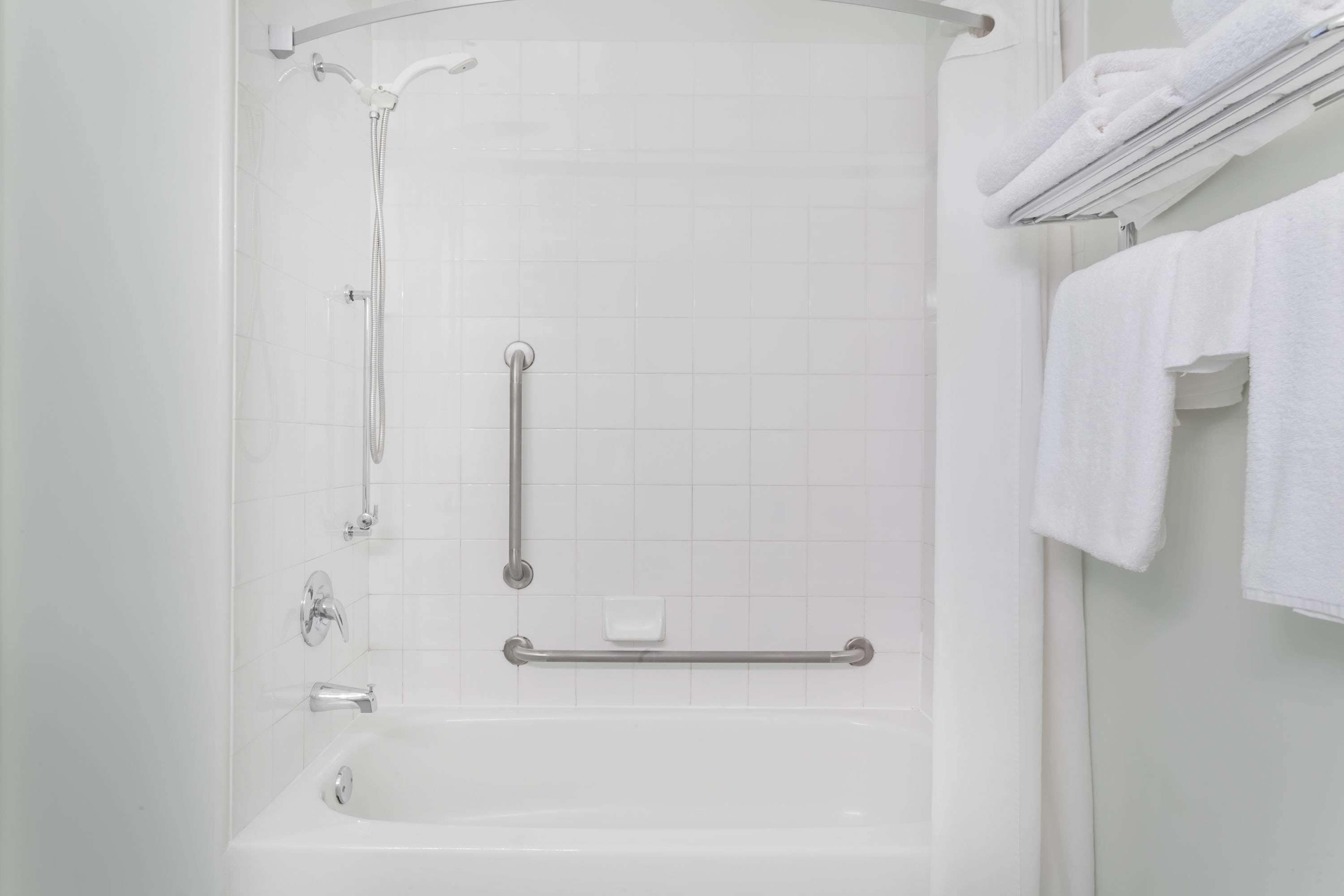 Combined shower/tub, free toiletries, hair dryer, towels