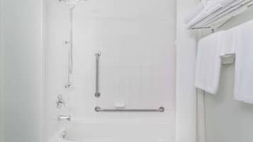 Combined shower/tub, free toiletries, hair dryer, towels