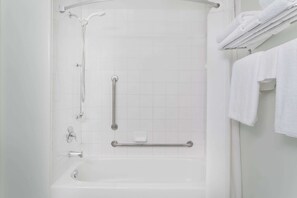 Combined shower/tub, free toiletries, hair dryer, towels - Super 8 by Wyndham Dauphin (Dauphin)