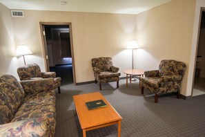 Suite, 1 King Bed, Non Smoking (One-Bedroom Suite) | Living area