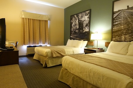 Escritorio, espacio para trabajar con laptop y cortinas blackout