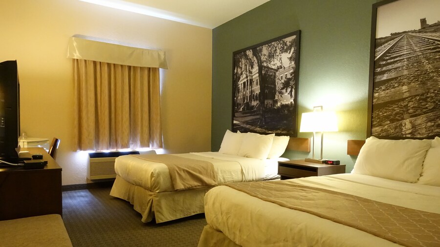 Super 8 by Wyndham Dauphin