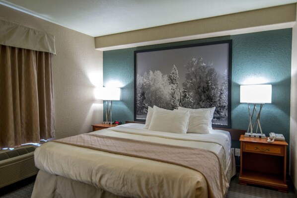 Escritorio, espacio para trabajar con laptop y cortinas blackout