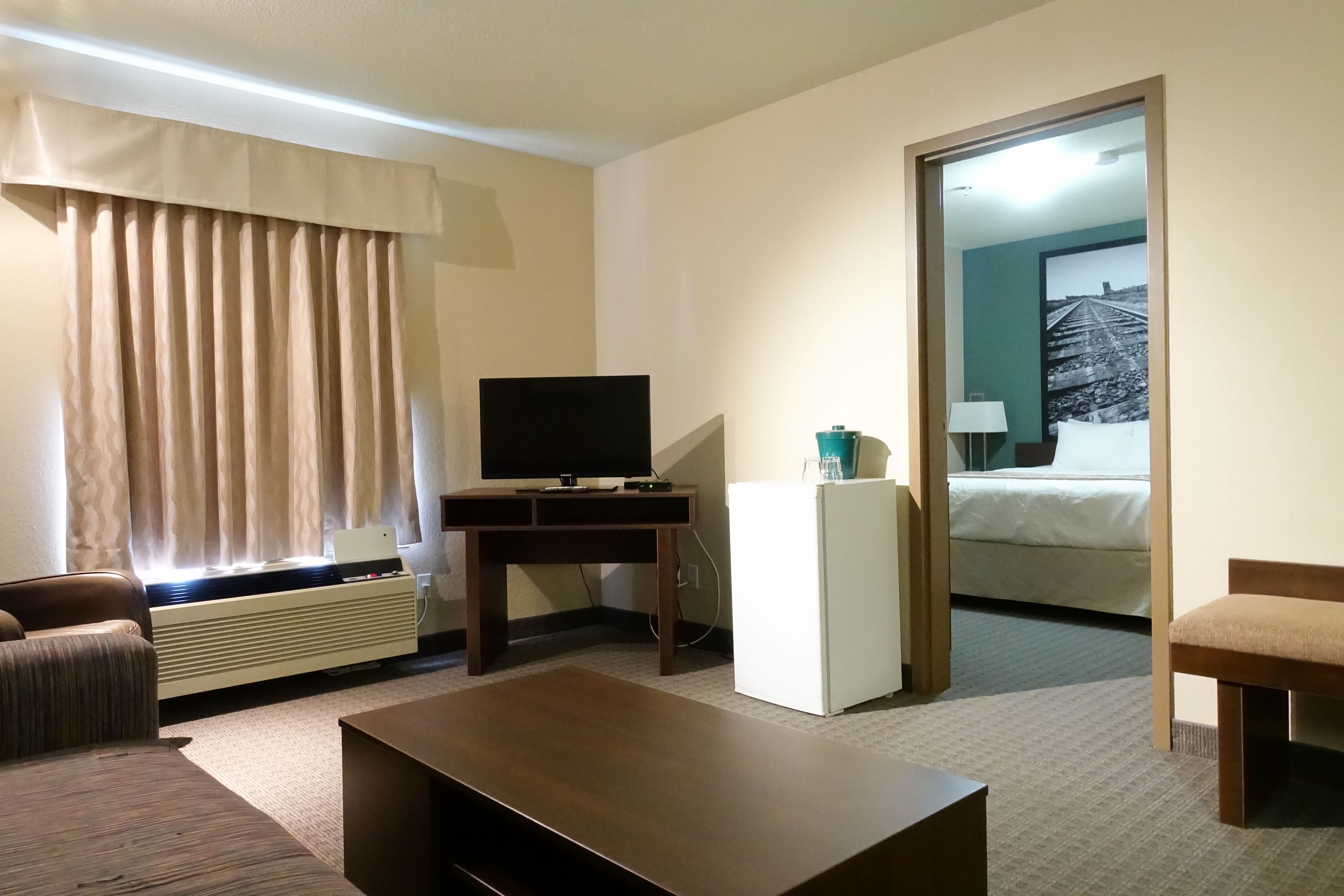 Suite, 1 très grand lit, non-fumeurs (One-Bedroom Suite) | Bureau, espace de travail pour ordinateur portable, rideaux occultants