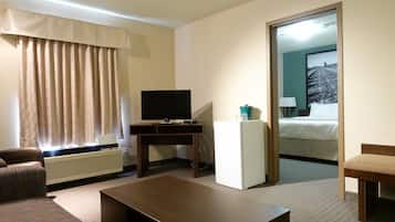 Suite, 1 très grand lit, non-fumeurs (One-Bedroom Suite) | Bureau, espace de travail pour ordinateur portable, rideaux occultants