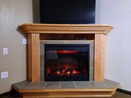 办公桌、笔记本电脑工作区、遮光窗帘、熨斗/熨衣板