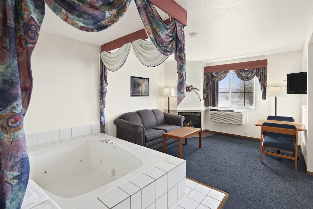 Suite, 1 King Bed, Microwave | Blackout drapes, iron/ironing board, free WiFi, bed sheets