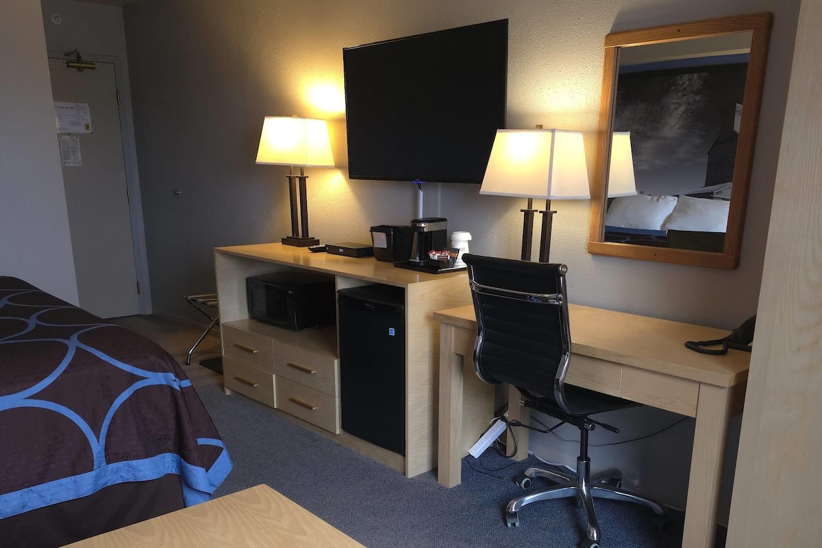 Business Room, 1 King Bed, Non Smoking | Blackout drapes, iron/ironing board, free WiFi, bed sheets