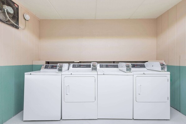 Laundry room - Super 8 by Wyndham Black Mountain (Black Mountain)