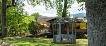 Super 8 by Wyndham Black Mountain