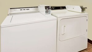 Eine Frontansicht eines weißen Whirlpool Wasch- und Trockner-Gerätes mit Bedienfeld und Türgriff.