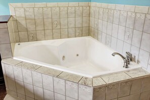 Bathtub, towels