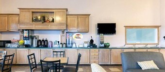 Super 8 by Wyndham Tulsa/Downtown/East