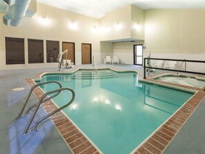 Una piscina cubierta, una piscina al aire libre