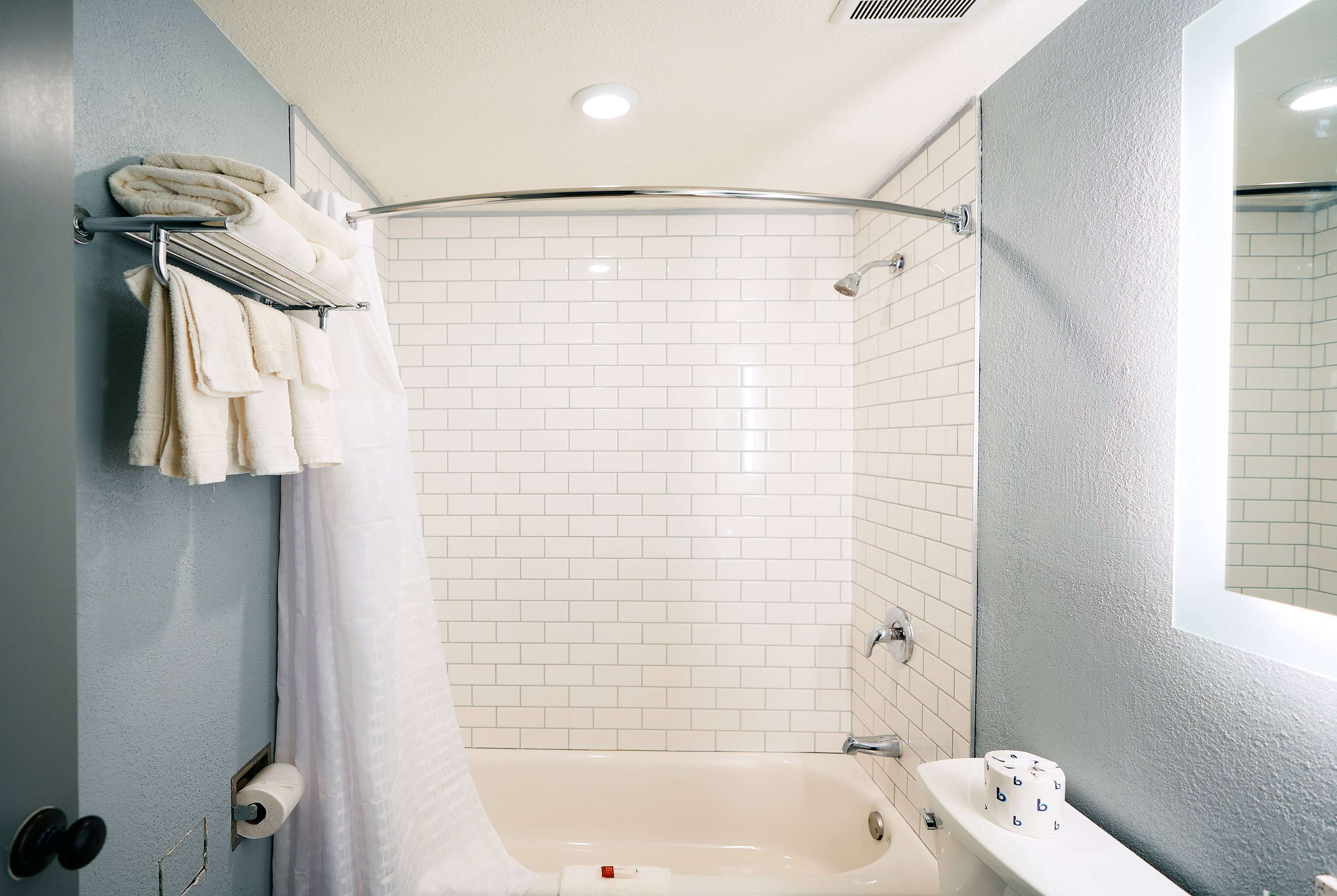 Combined shower/tub, free toiletries, towels