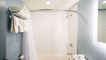 Combined shower/tub, free toiletries, towels