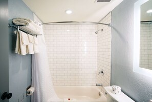 Ducha y bañera combinadas y artículos de higiene personal gratuitos