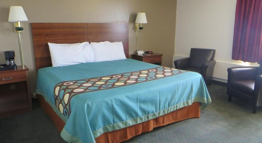 Escritorio, cunas gratuitas, wifi gratis y ropa de cama 