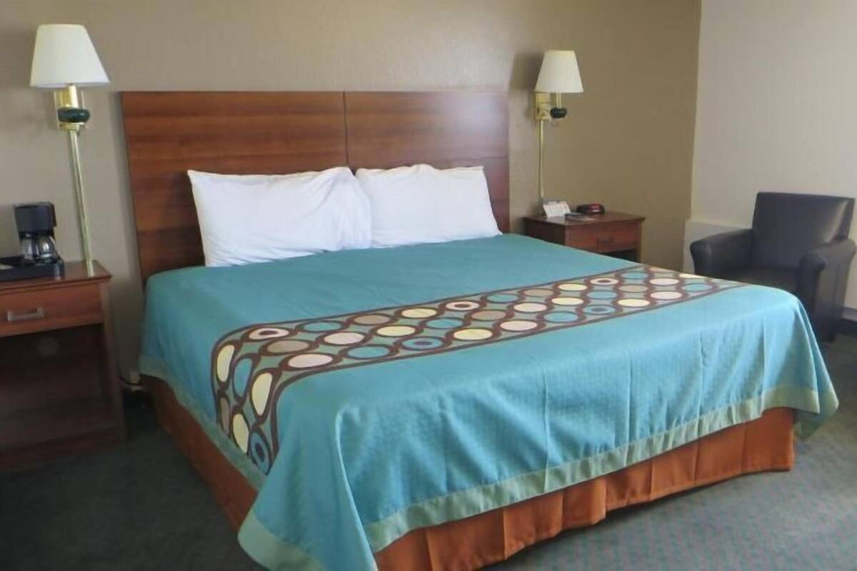 Escritorio, cunas gratuitas, wifi gratis y ropa de cama