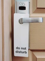 Escritorio, sistema de insonorización, wifi gratis y ropa de cama 