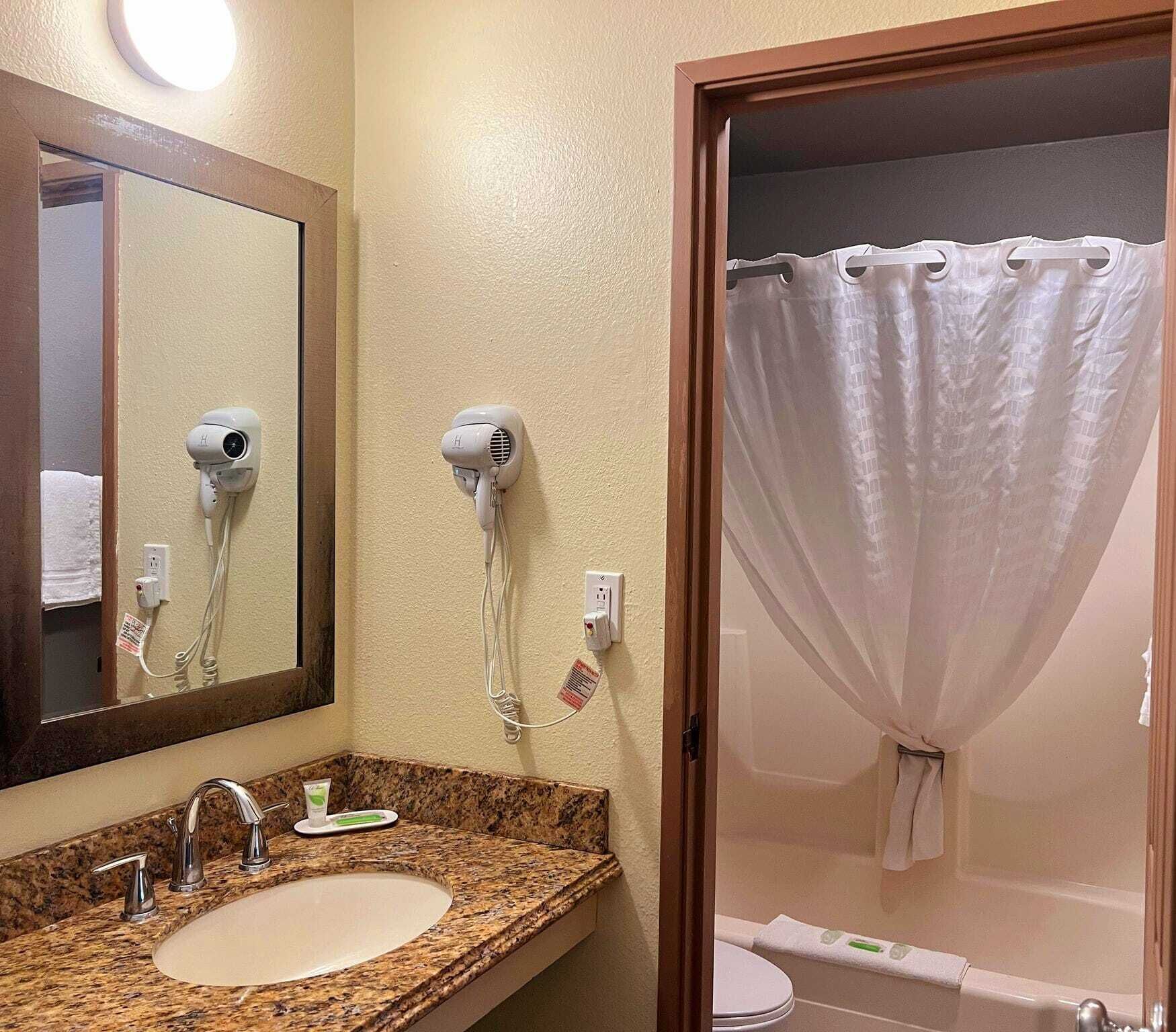 Zimmer, 2 Doppelbetten | Badezimmer | Kostenlose Toilettenartikel, Haartrockner, Handtücher, Seife