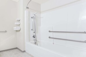 Zimmer, 1 Queen-Bett, barrierefrei, Nichtraucher | Badezimmer | Duschwanne, Haartrockner, Handtücher