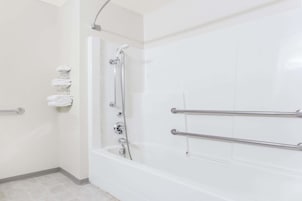 Quarto, 1 cama Queen, acessível, para não fumantes | Banheiro | Chuveiro/banheira combinados, secador de cabelo, toalhas de banho 