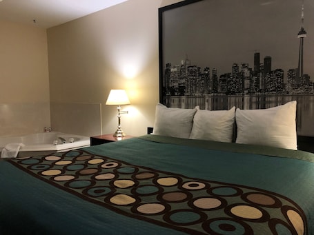 Escritorio, espacio para trabajar con laptop y cortinas blackout . Super 8 by Wyndham Moose Jaw SK