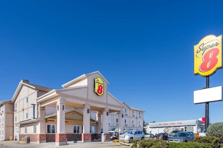 Exterior. Super 8 by Wyndham Moose Jaw SK