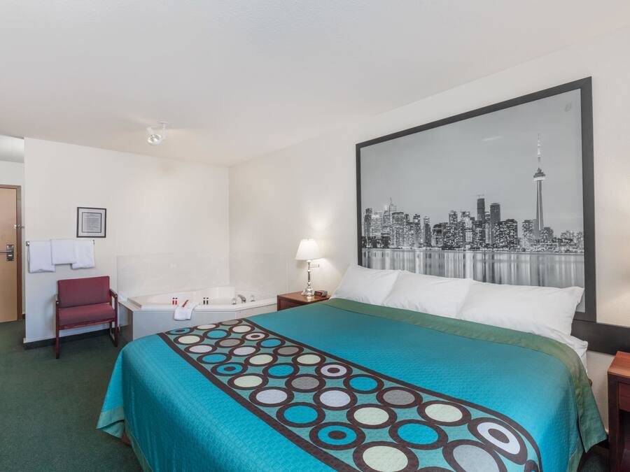 Escritorio, espacio para trabajar con laptop y cortinas blackout