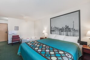 Una habitación de hotel con una cama, un cuadro de un paisaje urbano, una silla roja, un escritorio y una bañera.