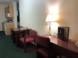 Suite, 1 cama de matrimonio grande, no fumadores (Two-Room Suite) | Escritorio, espacio para trabajar con un portátil, cortinas opacas