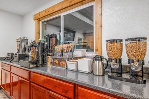 Tägliches inbegriffenes Frühstück zum Mitnehmen