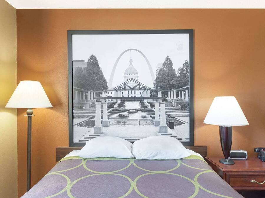 Safe på rommet, skrivebord, wi-fi (inkludert) og sengetøy