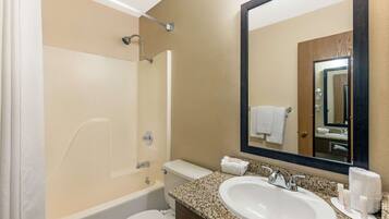 Combinació de dutxa i banyera i articles de tocador gratuïts