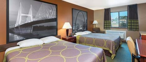 Habitación de hotel con dos camas, un escritorio, una silla, un ventanal con cortinas y dos lámparas fijadas a la pared.