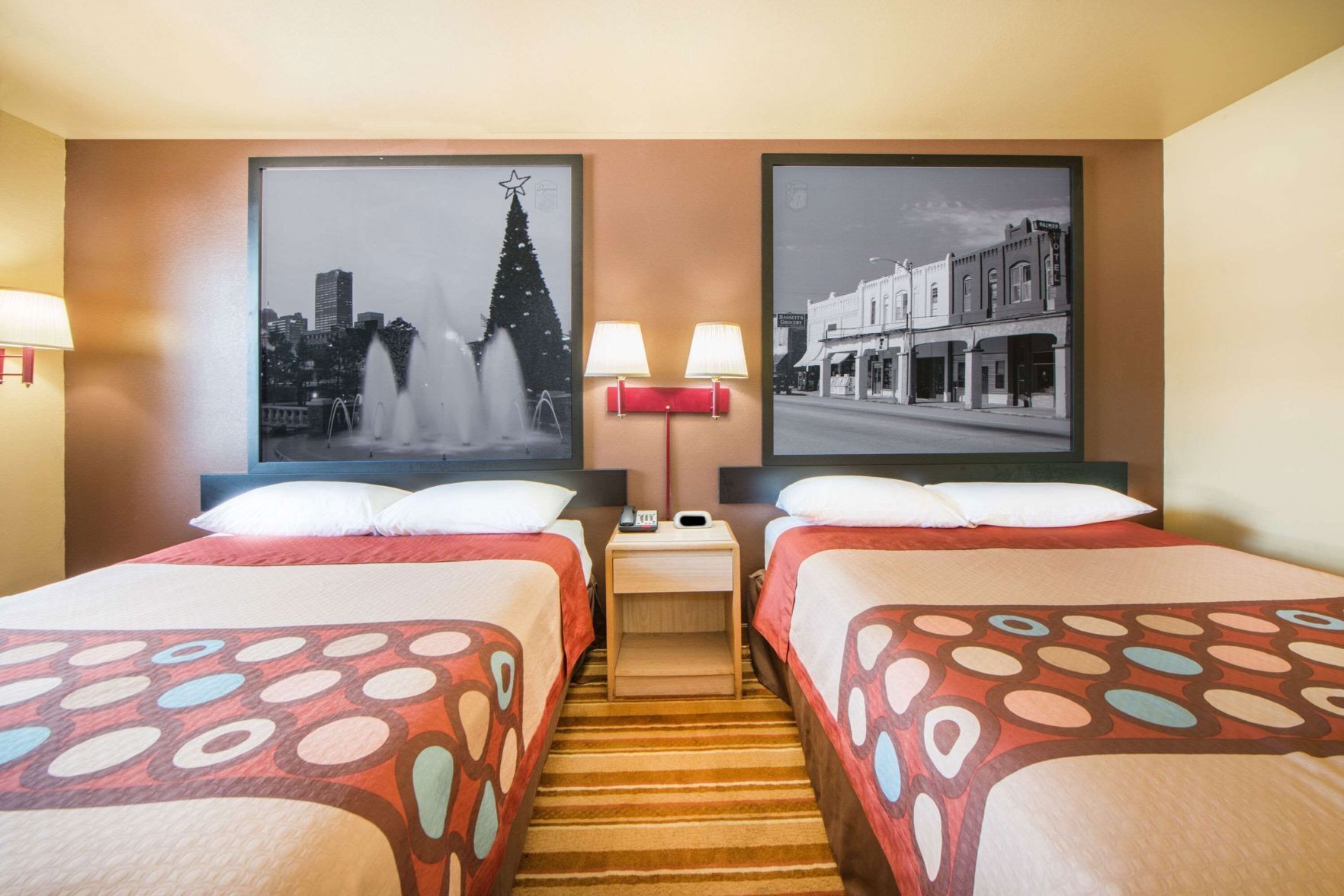 Een bureau, een laptopwerkplek, verduisterende gordijnen